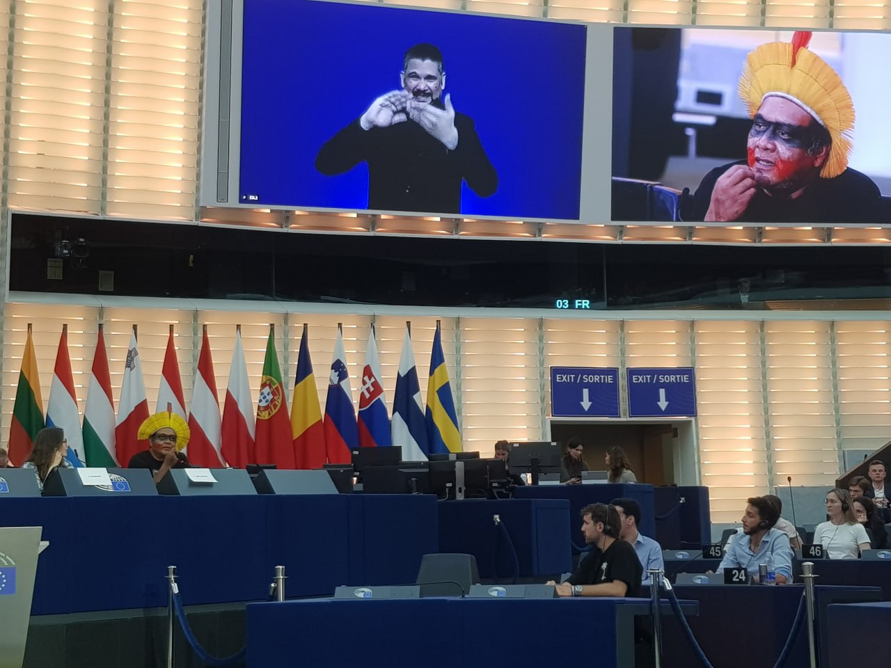 Le Cacique Tau Metuktire s'exprime à l'ouverture de l'EYE 2025 au Parlement Européen de Strasbourg, © Planète Amazone